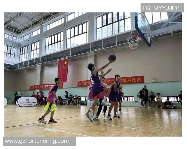 成都U18篮球赛激战正酣青少年球员展现无限潜力与激情